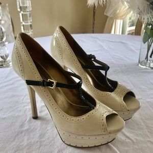 Woman shoes ivory and black